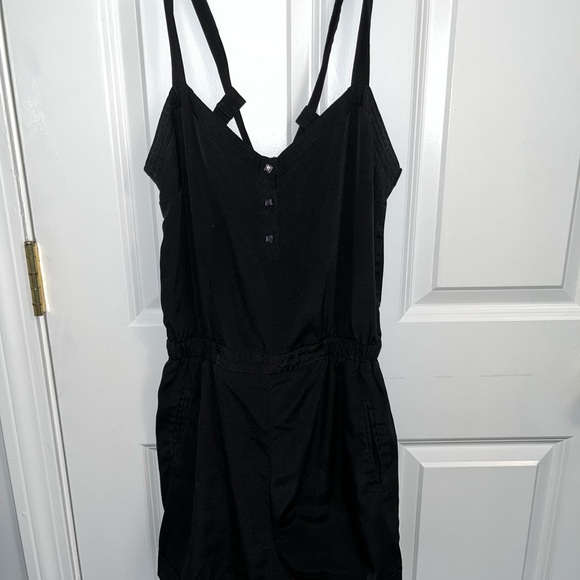 Black BCBG romper short pants jumpsuit with low back detail and pockets size 4 - Picture 6 of 14